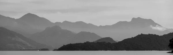 Uma Vista Panorâmica Montanhas Cobertas Com Vegetação Contra Tiro Mar — Fotografia de Stock