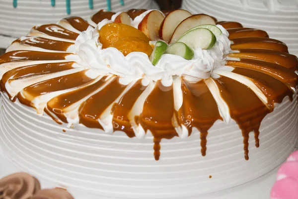 テーブルの上にスライスした果物を乗せたドリップケーキのクローズアップショット — ストック写真