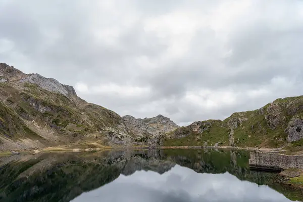 Uma Vista Panorâmica Lago Rodeado Por Montanhas — Fotografia de Stock