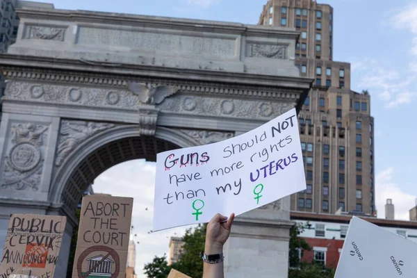 Washington Square Park 'ta yürüyüş yapan protestocular, Anayasa Mahkemesi' nin Roe v. Wade davasını bozmasının ardından...