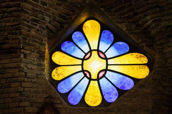 Sebuah Jendela Vitrage Yang Indah Cripta Gaudi Colonia Guell Catalunya — Stok Foto