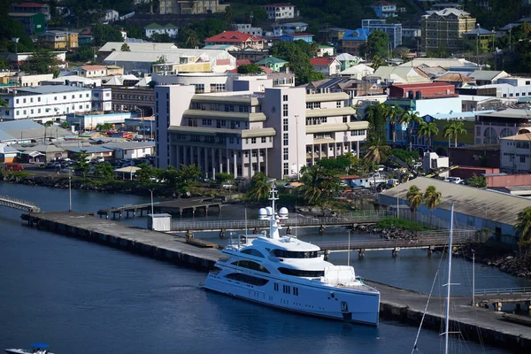 Şehrin yakınındaki limanda güzel bir yüksek açılı yat manzarası.