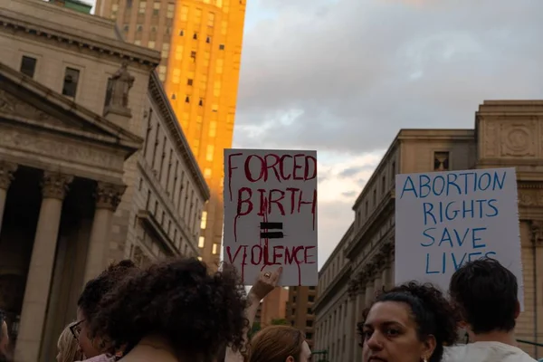 在罗伊诉韦德案被推翻后 一群拿着纸板标语的抗议者聚集在纽约福里广场 — 图库照片