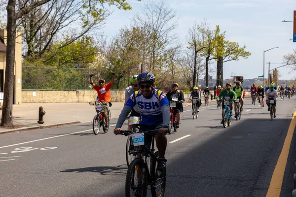 Motosikletlilerin Staten Island, ABD 'deki Beş Boro Bisiklet turuna katıldığı yakın çekim.
