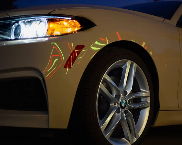 Egy Fehér Bmw Sportautó Parkol Éjszaka Neon Falnál Dartmouthban Skóciában — Stock Fotó