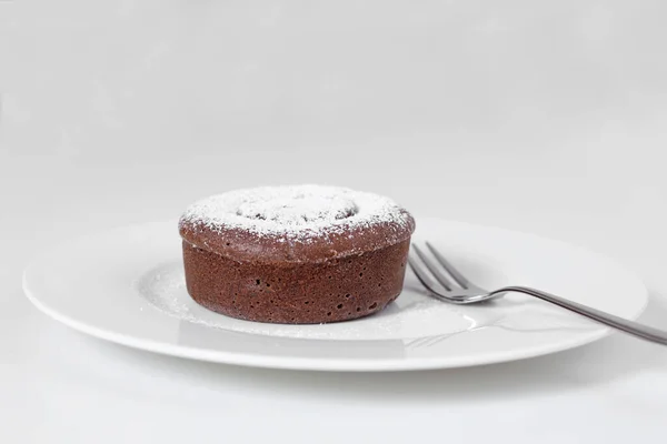 Ciasto Czekoladowe Cukrem Pudrem Białym Tłem — Zdjęcie stockowe