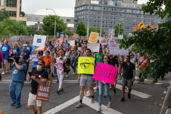 Silahları protesto eden büyük bir kalabalık. Brooklyn 'deki Cadman Plaza' dan Brooklyn Köprüsü üzerinden New York 'a yürüyorum.