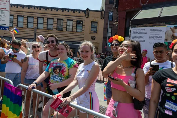 New York City, ABD 'de 2022 sayılı Onur Yürüyüşü' nü kutlayan insanlar