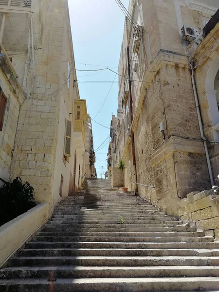 Pionowe Ujęcie Historycznych Schodów Prowadzących Przez Budynki Valletta Malta — Zdjęcie stockowe