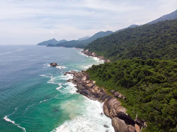 Ein Luftbild Von Meereswellen Die Das Felsige Ufer Mit Sattgrünen — Stockfoto