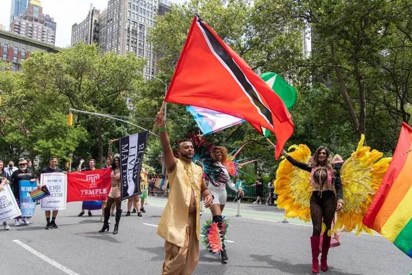 プライド月間パレード2021を祝う人々は 米国ニューヨーク市の路上で — ストック写真