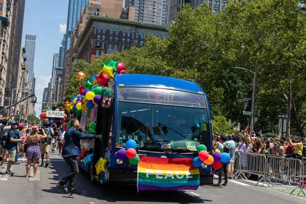 Ludzie Świętujący Paradę Pride Month Parade 2022 Ulicach Nowego Jorku — Zdjęcie stockowe