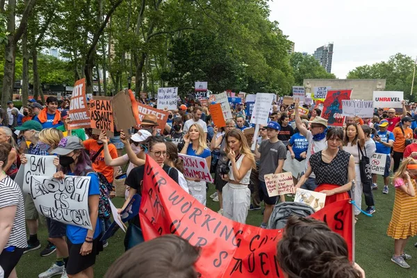 抗议枪支的人群很多 从布鲁克林卡门广场穿过布鲁克林桥步行到纽约 — 图库照片