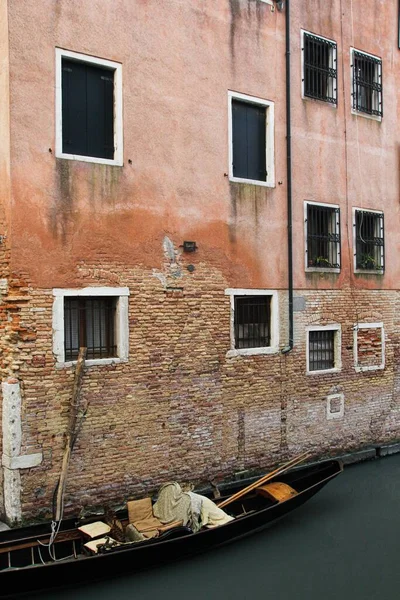 Eine Vertikale Aufnahme Eines Alten Gebäudes Mit Fenstern Und Einem — Stockfoto