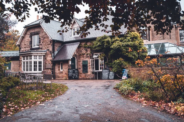 Piękny Tradycyjny Angielski Dom Obok Ogrodu Jesienią Sheffield — Zdjęcie stockowe