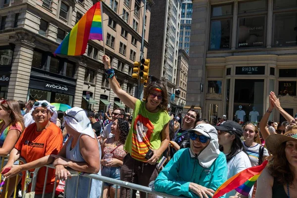 Uma Multidão Pride Parade Uma Manhã Ensolarada — Fotografia de Stock