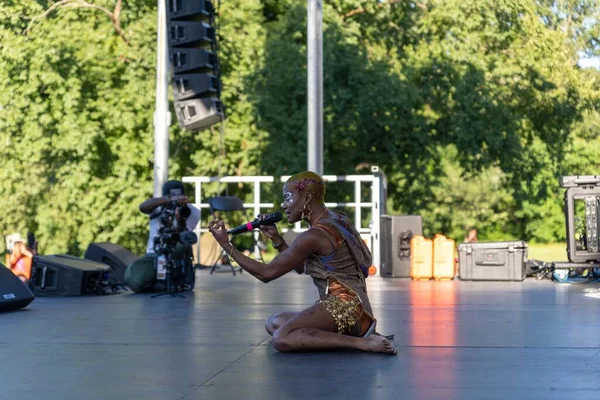 Prospect Park Brooklyn 'deki 13. Geleneksel Haziran kutlamasında bir şarkıcının yakın plan çekimi.