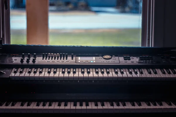 Primer Plano Teclas Piano Con Dos Líneas Sobre Instrumentos Musicales —  Fotos de Stock