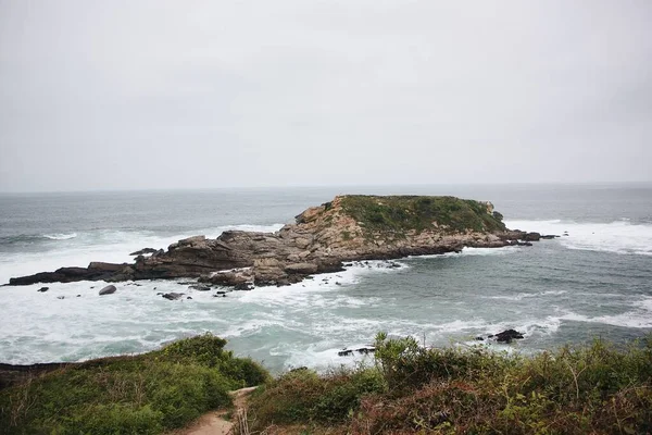 海と岩肌の景色 — ストック写真