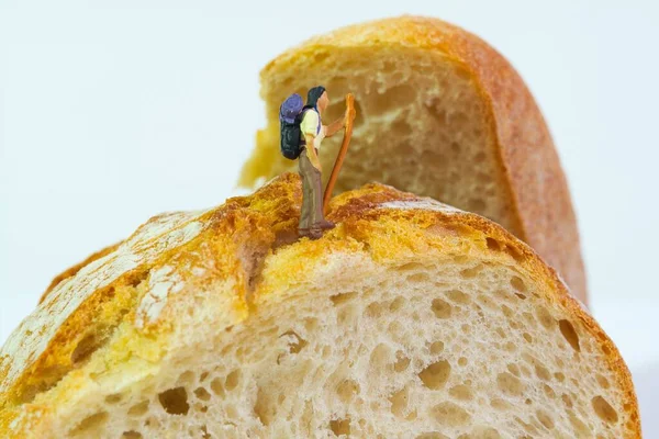 Turysta Kijem Plecakiem Stoi Świeżym Chlebie Białe Tło — Zdjęcie stockowe