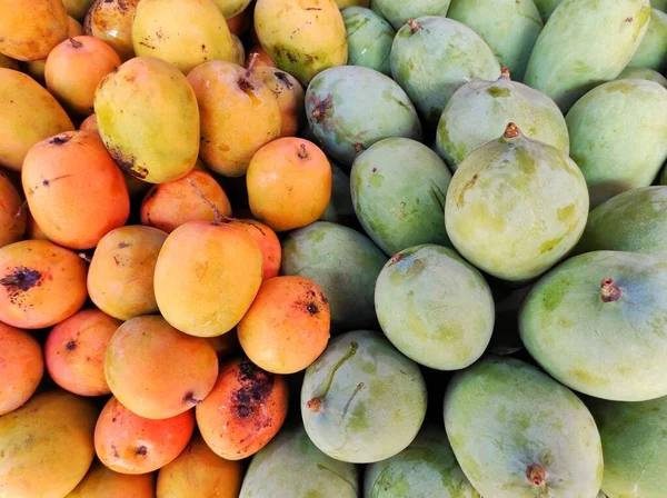 Piyasadaki Tropikal Meyveler Arka Plan Için Sarı Mango Yeşil Mango — Stok fotoğraf