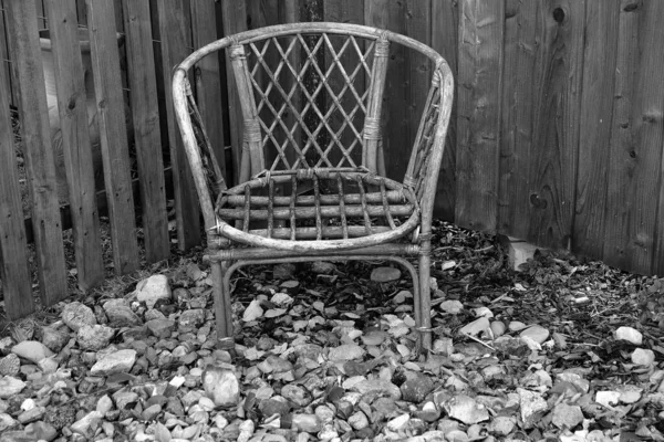 Μια Παλιά Καρέκλα Μπαστούνι Εμφανίζεται Δίπλα Ένα Φράχτη — Φωτογραφία Αρχείου