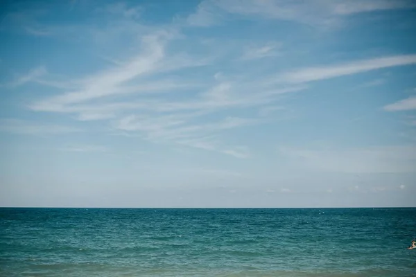 Une Vue Panoramique Une Mer Tranquille Contre Ciel Nuageux Bleu — Photo