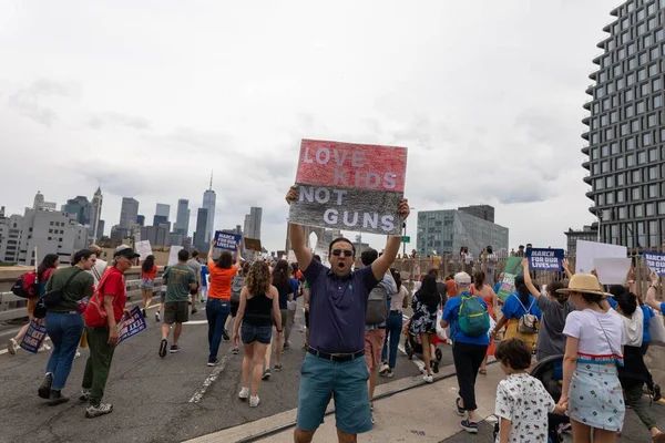 Large Crowd Protesting Guns Walking Cadman Plaza Brooklyn Brooklyn Bridge — Stock Photo, Image