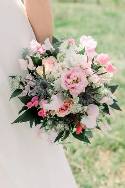 Eine Schöne Braut Mit Einem Strauß Rosen — Stockfoto