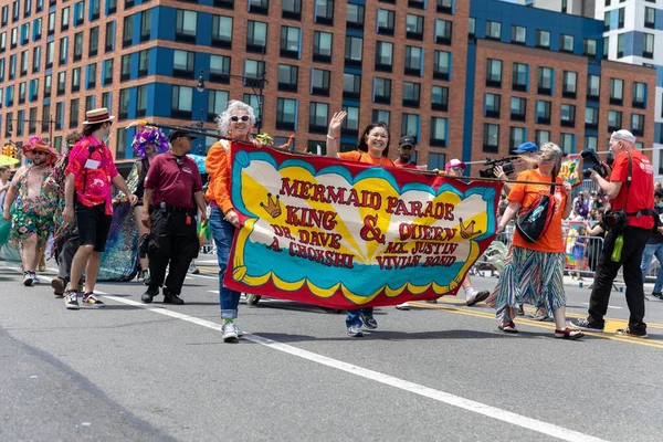 Coney Adası 'ndaki 40. Geleneksel Denizkızı Geçidi' ne adanmış posteri olan iki kadının fotoğrafı.