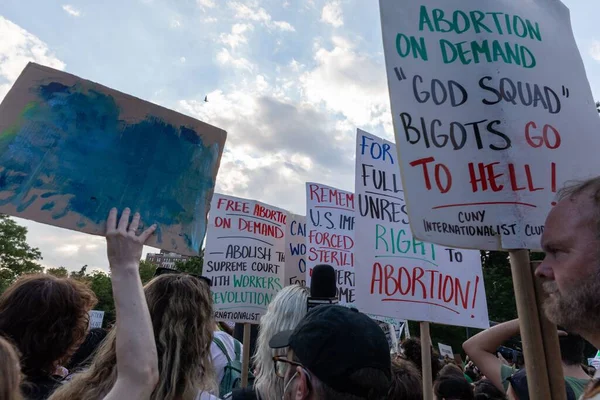 Yüksek Mahkeme Roe ve Wade 'in davasını bozduktan sonra insanlar New York' ta protesto ediyor.
