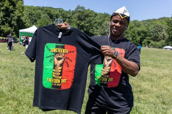 Prospect Park Brooklyn 'deki 13. Haziran kutlamasında tişörtlü bir adam.