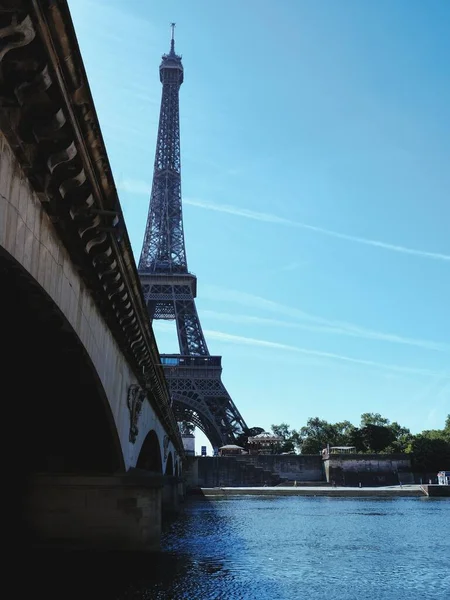 Міст Через Річку Сени Ейфелеву Вежу Проти Блакитного Неба — стокове фото