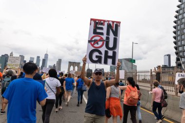 Silahları protesto eden büyük bir kalabalık. Brooklyn 'deki Cadman Plaza' dan Brooklyn Köprüsü üzerinden New York 'a yürüyorum.