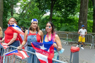 Porto Riko Günü Geçit Töreni 'ni New York City sokaklarında kutlayan kalabalık.