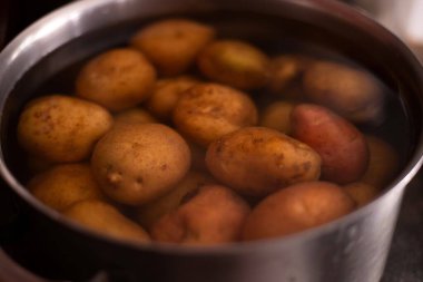 Patatesler tencerede kaynıyor.