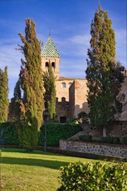 Puerta de Bisagra 'nın dikey görüntüsü. Toledo' daki eski şehir kapıları mavi bulutlu gökyüzüne karşı.