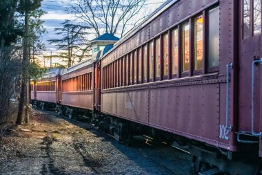 İstasyondaki turist treni bir sonraki yolculuğu bekliyor..