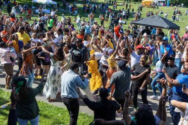 Güneşli bir günde Prospect Park Brooklyn 'de düzenlenen 13. Haziran kutlamasında bir kalabalık.