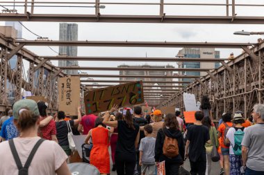 Silahları protesto eden büyük bir kalabalık. Brooklyn 'deki Cadman Plaza' dan Brooklyn Köprüsü üzerinden New York 'a yürüyorum.