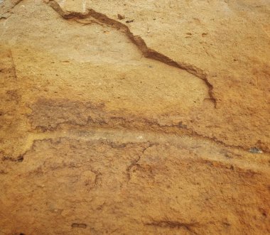 Sert kenarlı büyük turuncu bir kayanın yakın çekimi.
