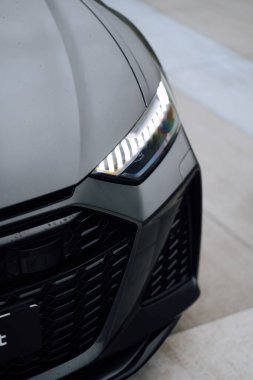 Otoparktaki gümüş renkli Audi RS 6 'nın dikey çekimi.