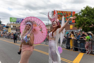 Brooklyn sokaklarındaki kalabalık Coney Adası Deniz Kızı Geçidi 'nin 40. yıldönümünü kutluyor.