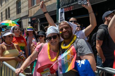 26 Haziran 2022 'de New York' ta yürüyüş yapan neşeli insanlar.