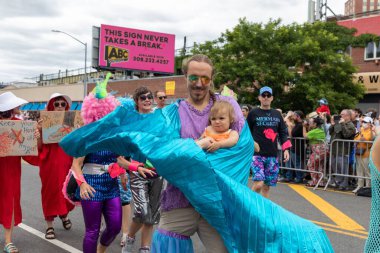 Brooklyn sokaklarındaki kalabalık Coney Adası Deniz Kızı Geçidi 'nin 40. yıldönümünü kutluyor.