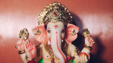 Seramik Lord Ganesh idolü Ganpati, modak ve aarti 'nin yakın çekimi.