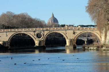Roma, İtalya 'da Ponte Sisto köprüsü Tiber nehri ve St. Peter Bazilikası üzerinde kurulmuştur.