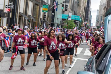 Porto Riko Günü Geçit Töreni 'ni New York City sokaklarında kutlayan kalabalık.