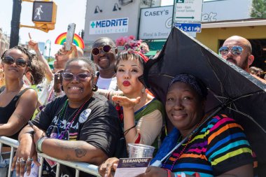 New York 'taki Onur Yürüyüşü' nde bir sürü genç insan var.