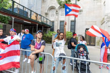 Porto Riko Günü Geçit Töreni 'ni New York City sokaklarında kutlayan kalabalık.